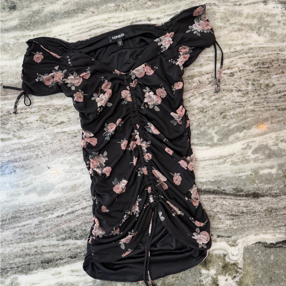 Express Black Floral Ruched Top - Picture 2 of 5